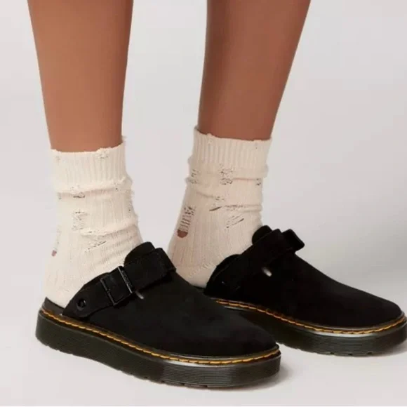 靴 Dr.Martens Carlson Clogs Dr Martens Unisex Carlson Casual Clog - Savan | SoftMoc.com